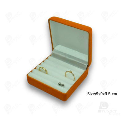 จัดเต็มรวมกล่องกำมะหยี่ใส่เครื่องประดับสีส้ม มีทรงสี่เหลี่ยมและหัวใจ ใส่โชว์เครื่องประดับได้ครบ