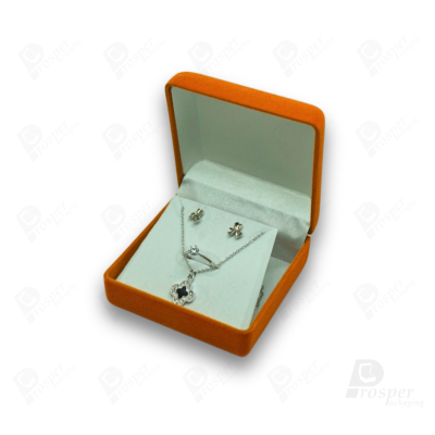 จัดเต็มรวมกล่องกำมะหยี่ใส่เครื่องประดับสีส้ม มีทรงสี่เหลี่ยมและหัวใจ ใส่โชว์เครื่องประดับได้ครบ