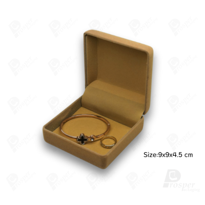 จัดเต็มกล่องกำมะหยี่ใส่เครื่องประดับชุดสีครีม แบบหัวใจและสี่เหลี่ยม ใส่โชว์ชุดเครื่องประดับ ทองแท่ง จิวเวอรี่เซ็ตสินสอด