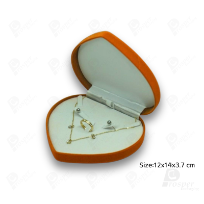 จัดเต็มรวมกล่องกำมะหยี่ใส่เครื่องประดับสีส้ม มีทรงสี่เหลี่ยมและหัวใจ ใส่โชว์เครื่องประดับได้ครบ