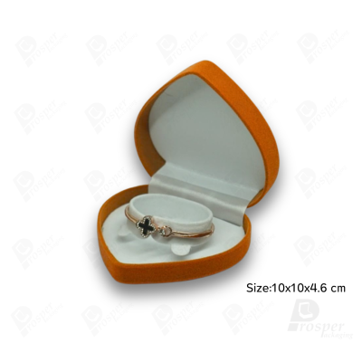 จัดเต็มรวมกล่องกำมะหยี่ใส่เครื่องประดับสีส้ม มีทรงสี่เหลี่ยมและหัวใจ ใส่โชว์เครื่องประดับได้ครบ