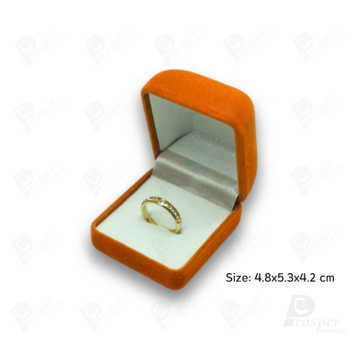 จัดเต็มรวมกล่องกำมะหยี่ใส่เครื่องประดับสีส้ม มีทรงสี่เหลี่ยมและหัวใจ ใส่โชว์เครื่องประดับได้ครบ