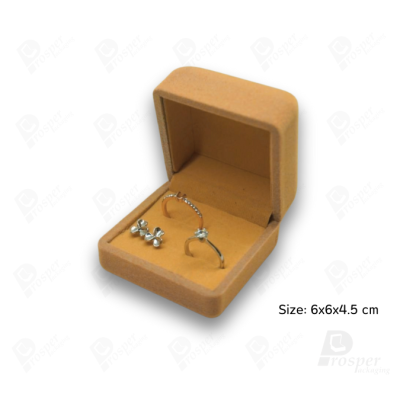 จัดเต็มกล่องกำมะหยี่ใส่เครื่องประดับชุดสีครีม แบบหัวใจและสี่เหลี่ยม ใส่โชว์ชุดเครื่องประดับ ทองแท่ง จิวเวอรี่เซ็ตสินสอด