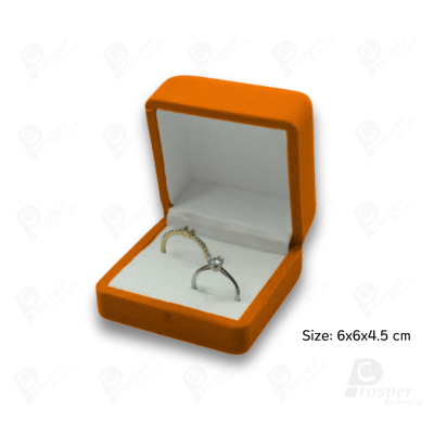 จัดเต็มรวมกล่องกำมะหยี่ใส่เครื่องประดับสีส้ม มีทรงสี่เหลี่ยมและหัวใจ ใส่โชว์เครื่องประดับได้ครบ