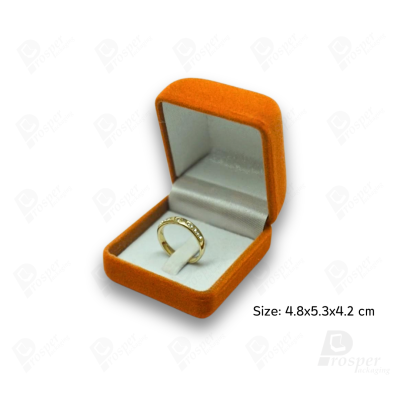 จัดเต็มรวมกล่องกำมะหยี่ใส่เครื่องประดับสีส้ม มีทรงสี่เหลี่ยมและหัวใจ ใส่โชว์เครื่องประดับได้ครบ