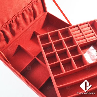 กล่องกำมะหยี่ใส่ชุดเครื่องประดับ กล่องเดียวใส่ได้หลากหลาย มี 2 ชั้นสามารถนำถาดออกได้ สีแดง