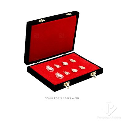 กล่องพระกันกลิ้ง กล่องใส่พระ กล่องเก็บพระเครื่อง จัดโชว์พระ พกพาได้สะดวกวางซ้อนกันได้หลายอัน มีหลากหลายขนาด สีดำในแดง