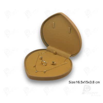 จัดเต็มกล่องกำมะหยี่ใส่เครื่องประดับชุดสีครีม แบบหัวใจและสี่เหลี่ยม ใส่โชว์ชุดเครื่องประดับ ทองแท่ง จิวเวอรี่เซ็ตสินสอด