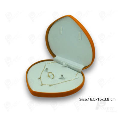 จัดเต็มรวมกล่องกำมะหยี่ใส่เครื่องประดับสีส้ม มีทรงสี่เหลี่ยมและหัวใจ ใส่โชว์เครื่องประดับได้ครบ