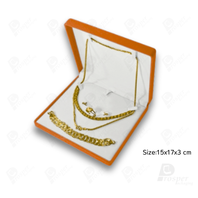 จัดเต็มรวมกล่องกำมะหยี่ใส่เครื่องประดับสีส้ม มีทรงสี่เหลี่ยมและหัวใจ ใส่โชว์เครื่องประดับได้ครบ