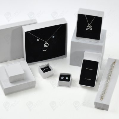 กล่องกระดาษฝาครอบลายผ้า แบบพรีเมี่ยม คุณภาพดี ดีไซน์สวย ใส่เครื่องประดับ แหวน กำไล ต่างหู สร้อย หรือ อื่นๆได้