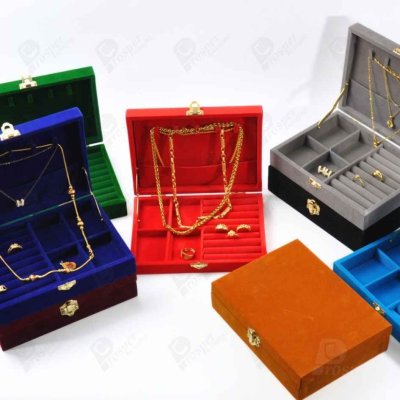 กล่องเครื่องประดับกำมะหยี่แบบมีที่แขวงสร้อย จัดเก็บพกพาจัดเรียง แหวน กำไล ต่างหูใส่ของอเนกประสงค์ได้ กล่องเครื่องประดับกำมะหยี่แบบมีที่แขวงสร้อย จัดเก็บพกพาจัดเรียง แหวน กำไล ต่างหูใส่ของอเนกประสงค์ได้