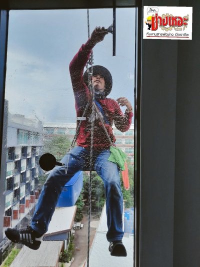 Glass cleaning service for high-rise building