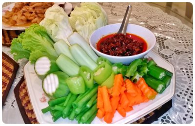 น้ำพริกเผาไก่สับ+ผักสด