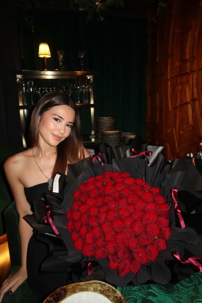 Bow & Blooms 80 Roses