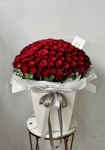 100 Red Roses in Vase XL
