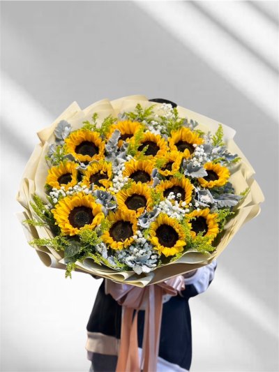 15 Sunflowers Snowy Bouquet
