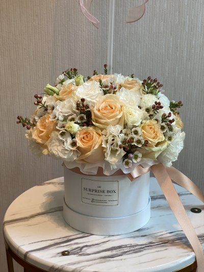 Cantaloupe Roses and White Laisanthus Mix Box S
