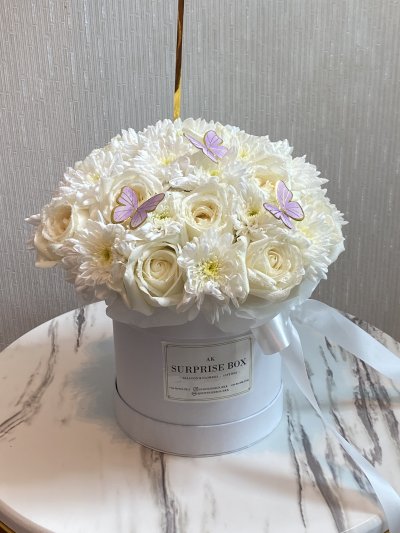 White Rosey Mum Box S