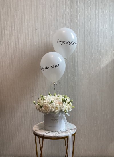 Dreamy White Roses Box L