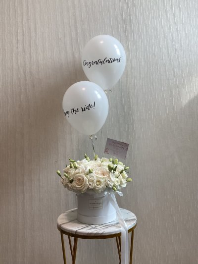 Dreamy White Roses Box L