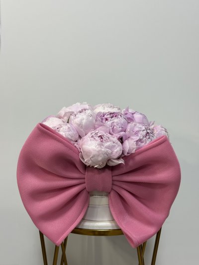 Bow Jumbo Peonies Box - 15 Stems