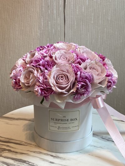 Mauve Roses Spray Carnation Box S
