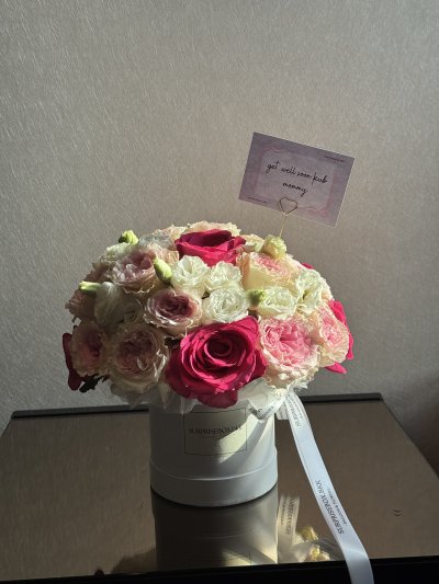 Shades of Pink Rose + Laisanthus Box