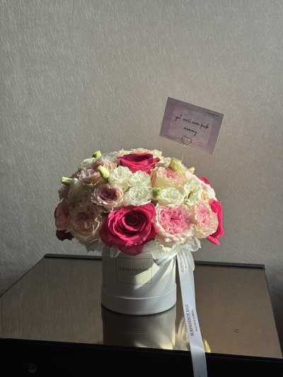 Shades of Pink Rose + Laisanthus Box
