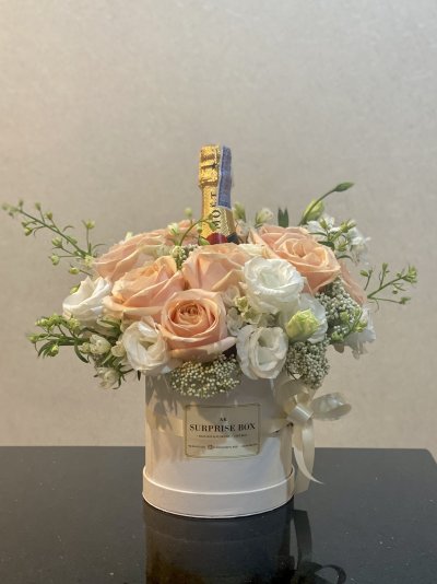 Cantaloupe Roses and White Laisanthus Mix Box S