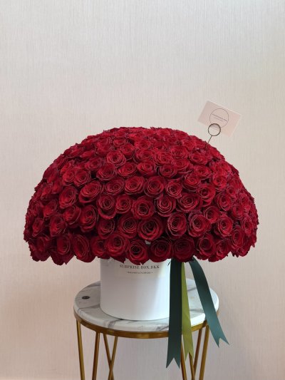 200 Red Roses Box