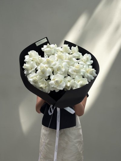 20 White Roses Black Foam Wrapping