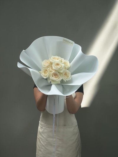 10 White English Roses Foam Wrapping Bouquet