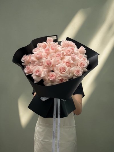 20 Pink Roses Black Foam Wrapping