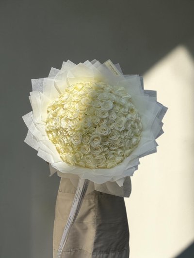 100 White Roses Bouquet
