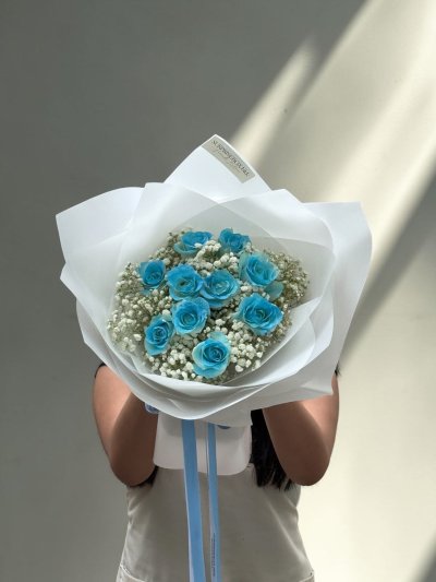 10 Blue Spray Painted Roses with Gypso