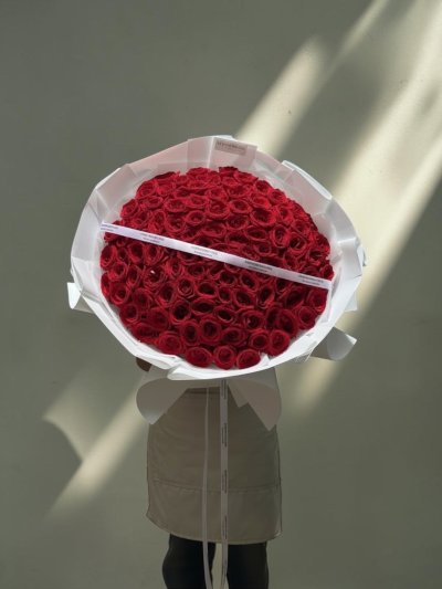 100 Red Roses + FREE DELIVERY