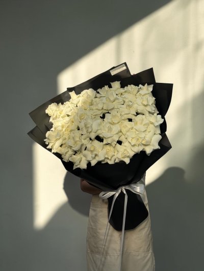 30 Stems White Roses Foam Black Wrapping