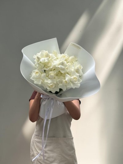 20 White Roses White Foam Wrapping