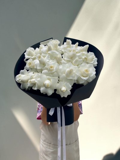 20 White Roses Black Foam Wrapping