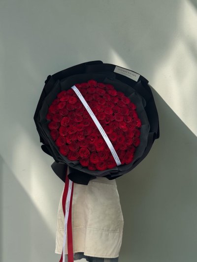 100 Red Roses Black Wrapping FREE DELIVERY