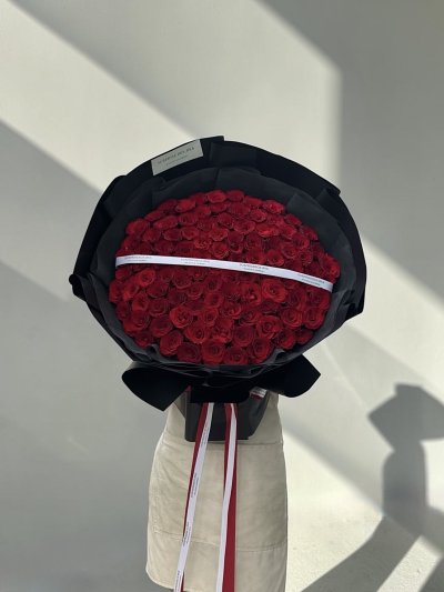 100 Red Roses Black Wrapping FREE DELIVERY