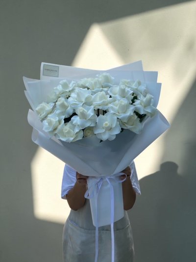 20 White Roses White Foam Wrapping