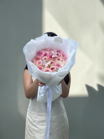 20 Pink Roses Bouquet With Butterflies