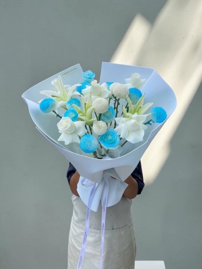 blue spray roses with lily