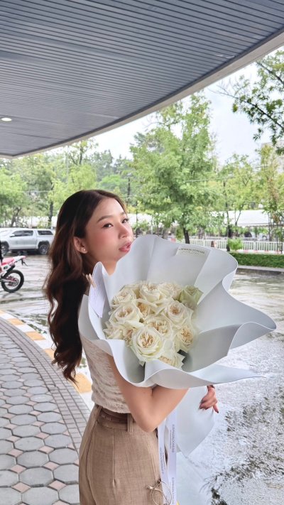 10 White English Roses Foam Wrapping Bouquet