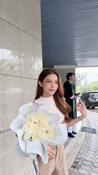 10 White English Roses Foam Wrapping Bouquet