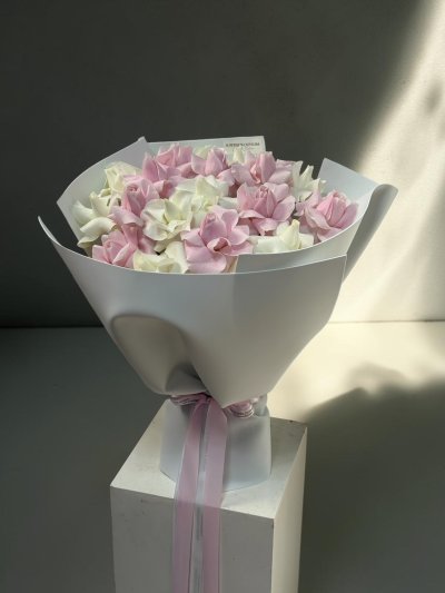 20 Pink and White Roses Foam Wrapping Bouquet