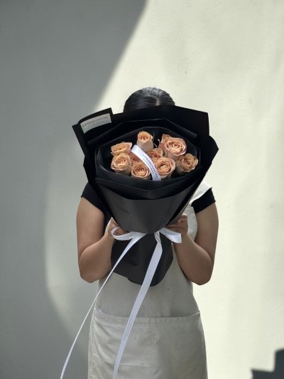 10 Cappuccino Roses Black Wrapping