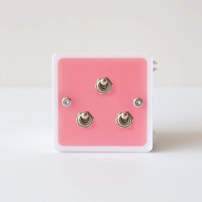 สวิตช์ไฟดีไซน์วินเทจ แผงอะคริลิกหลากสีสันสไตล์โดปามีน พร้อมก้านโยกสุดคลาสสิก แบบ 3 สวิตช์ ควบคุมทางเดียวและสองทาง